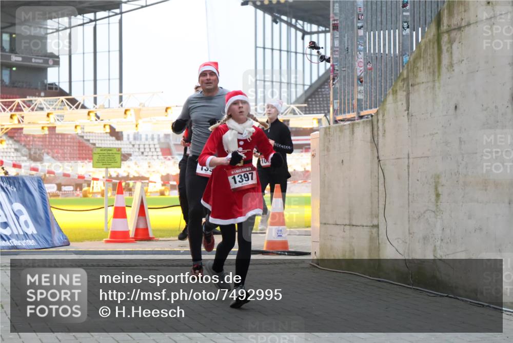 08.12.2024 - St. Pauli X-Mass-Run No. 14 H.Heesch http://msf.ph/oto/7492995 08.12.2024 09:58:31 Ziel 1789, 2872, 2934, 2943, 2944, 3092, 3171, 55, 880, 1075, 1080, 1396, 1397, 2872 meine-sportfotos.de