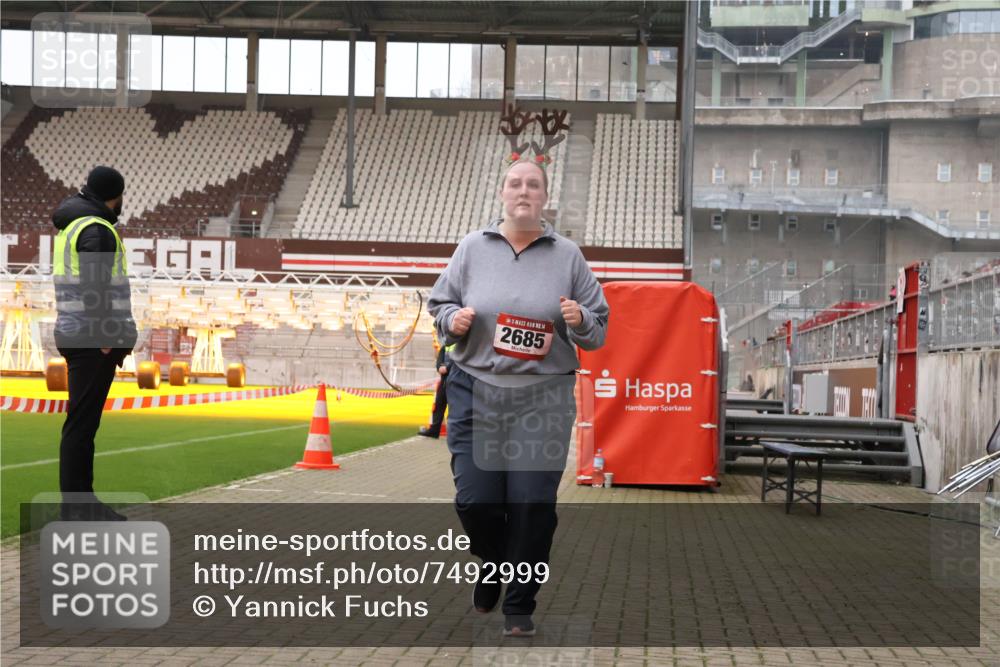 08.12.2024 - St. Pauli X-Mass-Run No. 14 Yannick Fuchs http://msf.ph/oto/7492999 08.12.2024 10:49:49 Ziel 450, 2681, 2684, 2685 meine-sportfotos.de