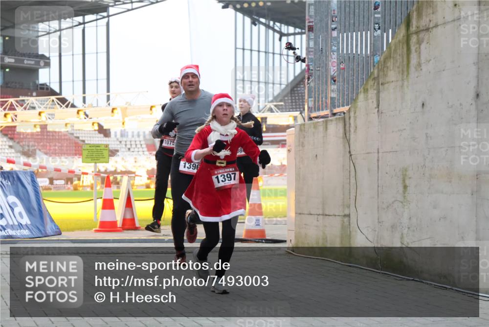 08.12.2024 - St. Pauli X-Mass-Run No. 14 H.Heesch http://msf.ph/oto/7493003 08.12.2024 09:58:31 Ziel 1789, 2872, 2934, 2943, 2944, 3092, 3171, 55, 880, 1075, 1080, 1396, 1397, 2872 meine-sportfotos.de