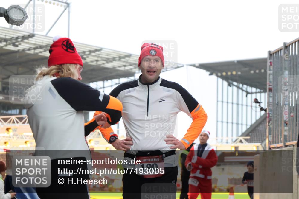08.12.2024 - St. Pauli X-Mass-Run No. 14 H.Heesch http://msf.ph/oto/7493005 08.12.2024 10:06:28 Ziel 65, 175, 1068, 1232, 1243, 2474, 3006, 3184, 40, 696, 1013, 1016, 1232, 1563 meine-sportfotos.de