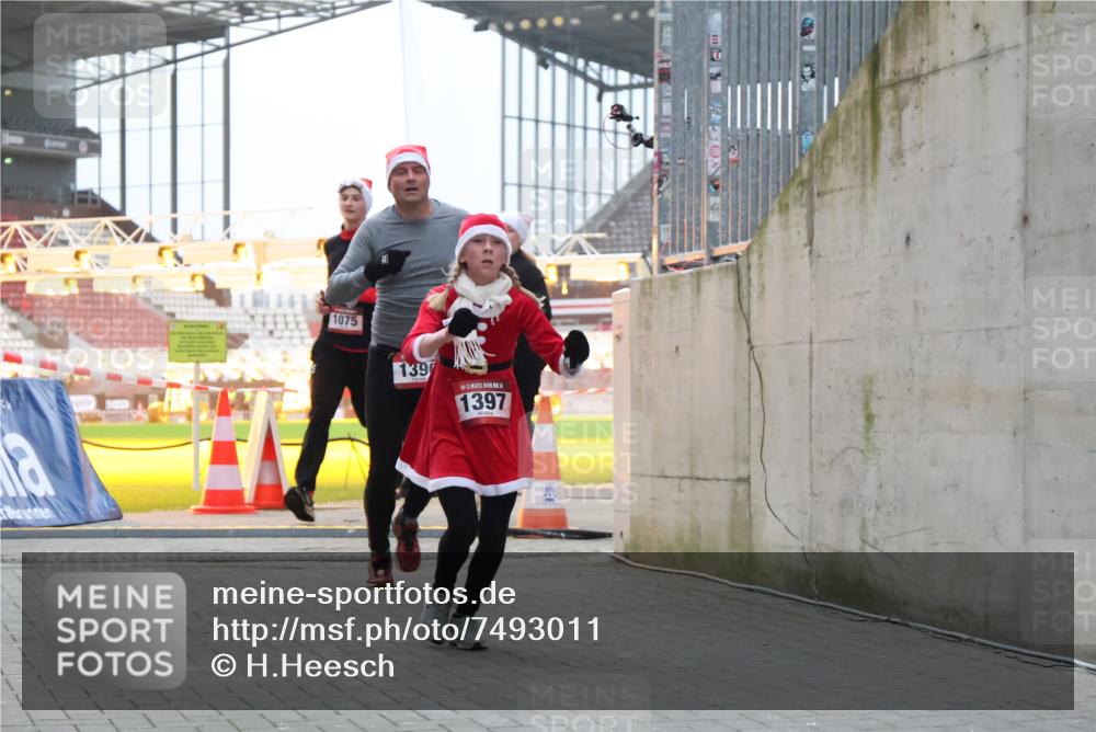 08.12.2024 - St. Pauli X-Mass-Run No. 14 H.Heesch http://msf.ph/oto/7493011 08.12.2024 09:58:31 Ziel 1789, 2872, 2934, 2943, 2944, 3092, 3171, 55, 880, 1075, 1080, 1396, 1397, 2872 meine-sportfotos.de