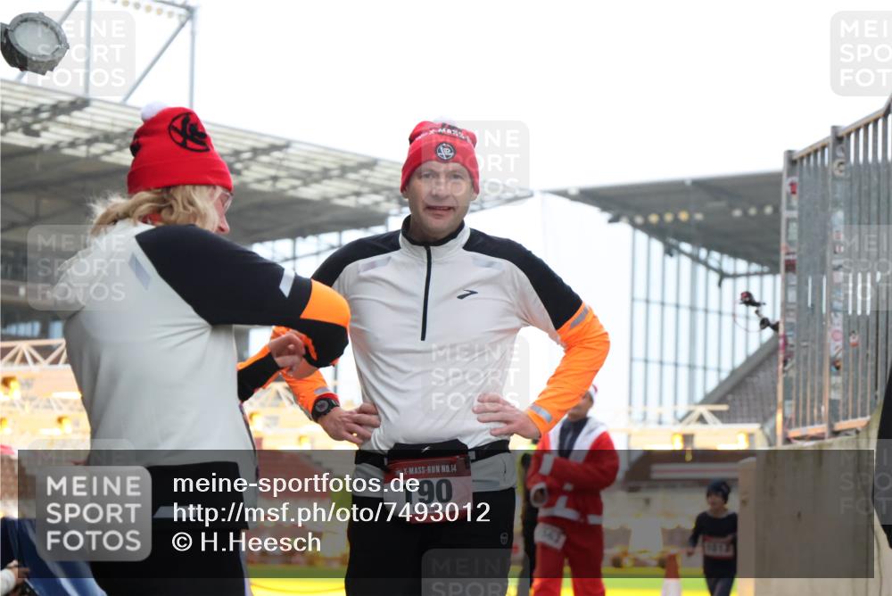 08.12.2024 - St. Pauli X-Mass-Run No. 14 H.Heesch http://msf.ph/oto/7493012 08.12.2024 10:06:28 Ziel 65, 175, 1068, 1232, 1243, 2474, 3006, 3184, 40, 696, 1013, 1016, 1232, 1563 meine-sportfotos.de