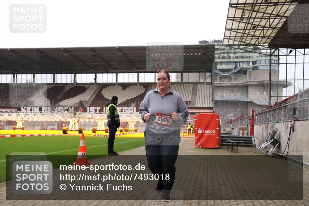 08.12.2024 - St. Pauli X-Mass-Run No. 14 Yannick Fuchs http://msf.ph/oto/7493018 08.12.2024 10:49:50 Ziel 450, 2681, 2684, 2685 meine-sportfotos.de