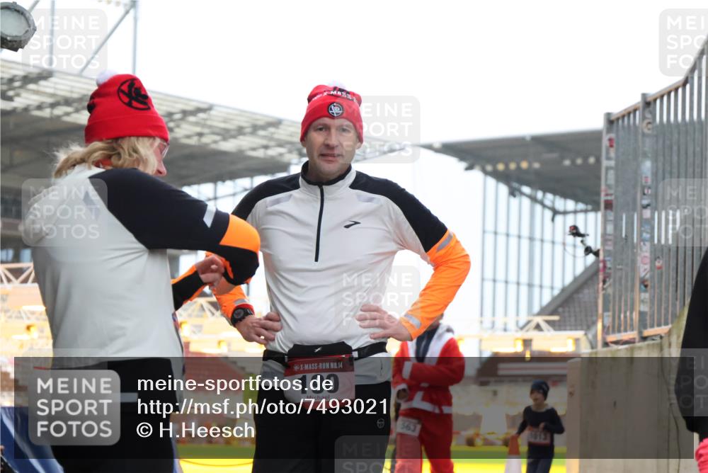 08.12.2024 - St. Pauli X-Mass-Run No. 14 H.Heesch http://msf.ph/oto/7493021 08.12.2024 10:06:28 Ziel 65, 175, 1068, 1232, 1243, 2474, 3006, 3184, 40, 696, 1013, 1016, 1232, 1563 meine-sportfotos.de