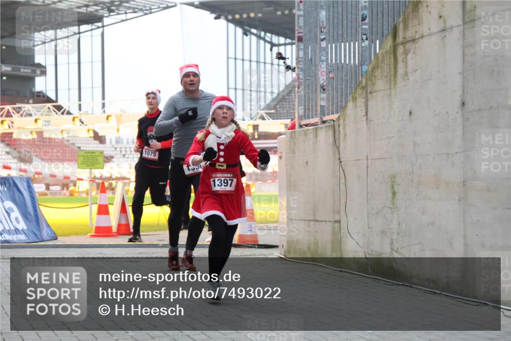 08.12.2024 - St. Pauli X-Mass-Run No. 14 H.Heesch http://msf.ph/oto/7493022 08.12.2024 09:58:31 Ziel 1789, 2872, 2934, 2943, 2944, 3092, 3171, 55, 880, 1075, 1080, 1396, 1397, 2872 meine-sportfotos.de