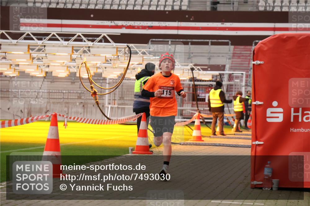 08.12.2024 - St. Pauli X-Mass-Run No. 14 Yannick Fuchs http://msf.ph/oto/7493030 08.12.2024 10:51:12 Ziel 115, 1345 meine-sportfotos.de