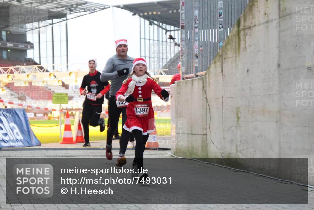 08.12.2024 - St. Pauli X-Mass-Run No. 14 H.Heesch http://msf.ph/oto/7493031 08.12.2024 09:58:31 Ziel 1789, 2872, 2934, 2943, 2944, 3092, 3171, 55, 880, 1075, 1080, 1396, 1397, 2872 meine-sportfotos.de