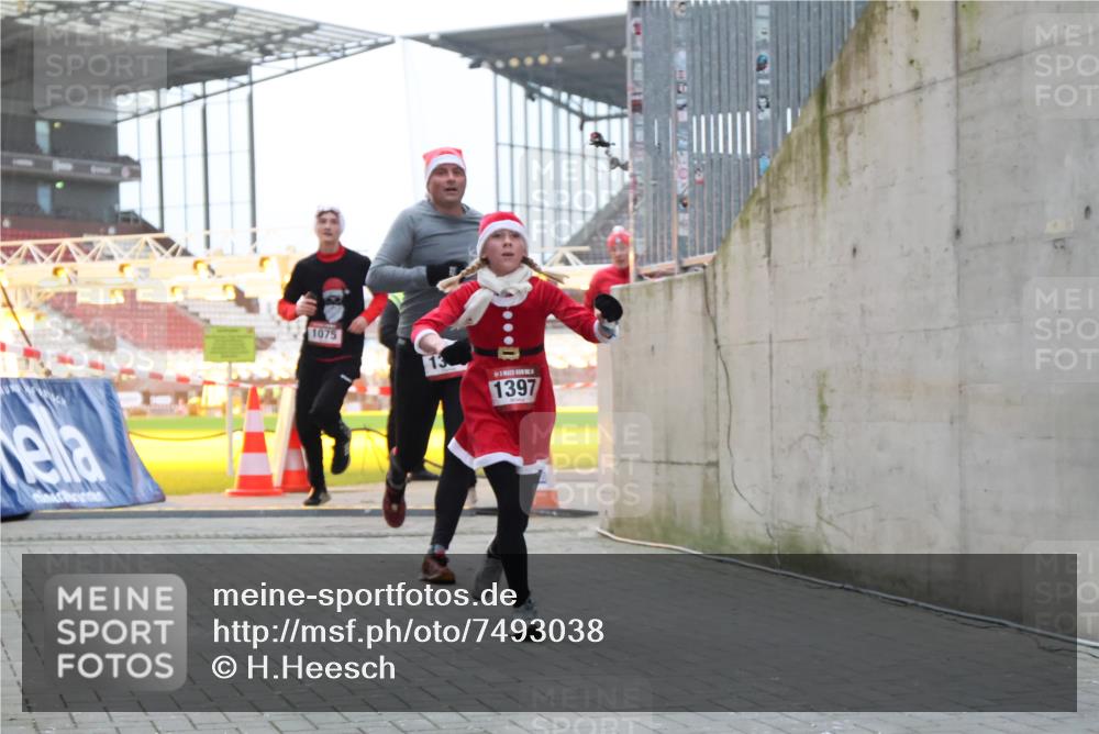 08.12.2024 - St. Pauli X-Mass-Run No. 14 H.Heesch http://msf.ph/oto/7493038 08.12.2024 09:58:31 Ziel 1789, 2872, 2934, 2943, 2944, 3092, 3171, 55, 880, 1075, 1080, 1396, 1397, 2872 meine-sportfotos.de