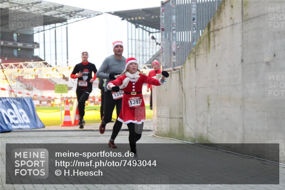 08.12.2024 - St. Pauli X-Mass-Run No. 14 H.Heesch http://msf.ph/oto/7493044 08.12.2024 09:58:31 Ziel 1789, 2872, 2934, 2943, 2944, 3092, 3171, 55, 880, 1075, 1080, 1396, 1397, 2872 meine-sportfotos.de