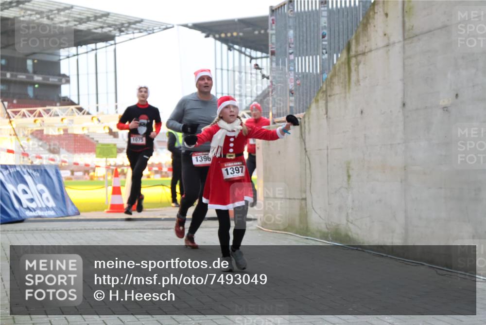 08.12.2024 - St. Pauli X-Mass-Run No. 14 H.Heesch http://msf.ph/oto/7493049 08.12.2024 09:58:31 Ziel 1789, 2872, 2934, 2943, 2944, 3092, 3171, 55, 880, 1075, 1080, 1396, 1397, 2872 meine-sportfotos.de