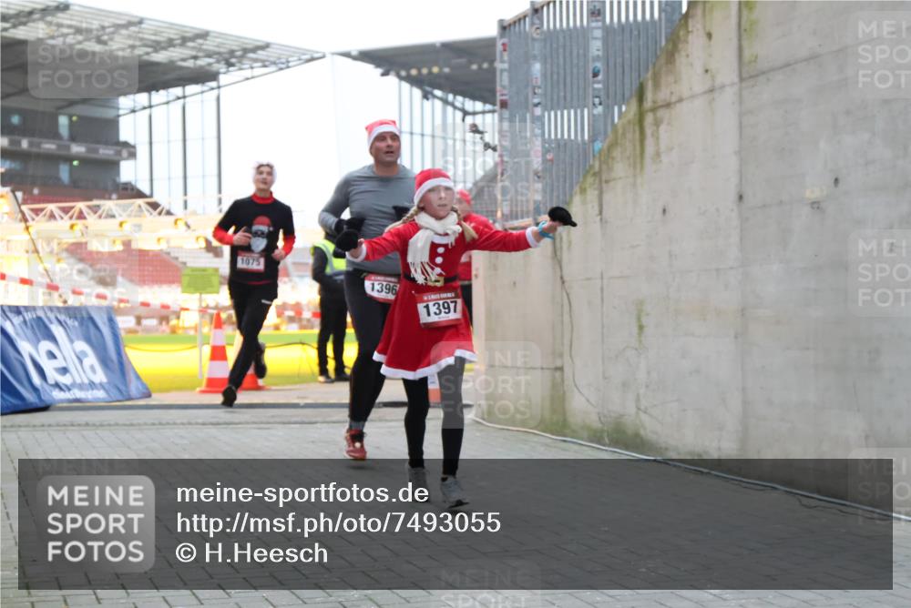 08.12.2024 - St. Pauli X-Mass-Run No. 14 H.Heesch http://msf.ph/oto/7493055 08.12.2024 09:58:31 Ziel 1789, 2872, 2934, 2943, 2944, 3092, 3171, 55, 880, 1075, 1080, 1396, 1397, 2872 meine-sportfotos.de