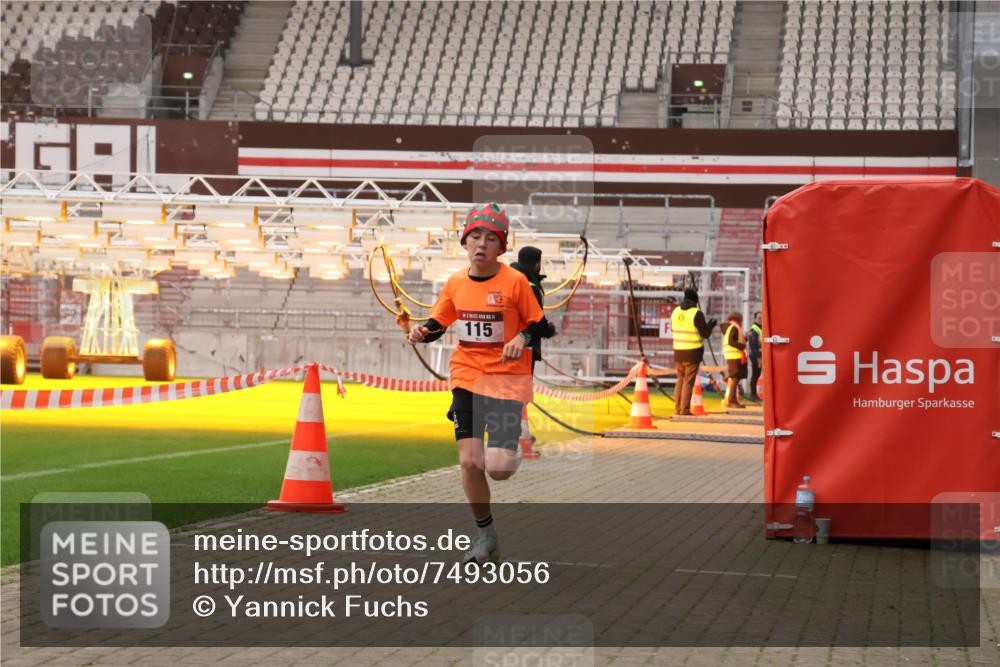 08.12.2024 - St. Pauli X-Mass-Run No. 14 Yannick Fuchs http://msf.ph/oto/7493056 08.12.2024 10:51:13 Ziel 115, 1345 meine-sportfotos.de