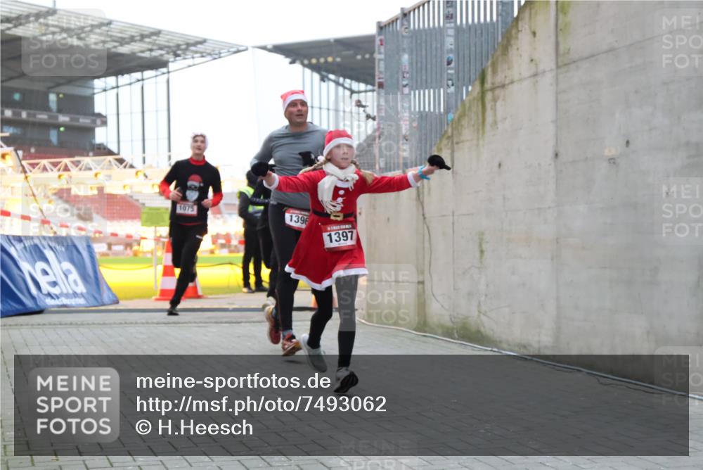 08.12.2024 - St. Pauli X-Mass-Run No. 14 H.Heesch http://msf.ph/oto/7493062 08.12.2024 09:58:31 Ziel 1789, 2872, 2934, 2943, 2944, 3092, 3171, 55, 880, 1075, 1080, 1396, 1397, 2872 meine-sportfotos.de