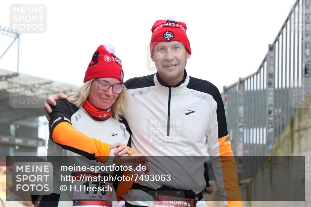 08.12.2024 - St. Pauli X-Mass-Run No. 14 H.Heesch http://msf.ph/oto/7493063 08.12.2024 10:06:31 Ziel 40, 65, 175, 1068, 1232, 2474, 3006, 40, 696, 1013, 1016, 1563, 2894 meine-sportfotos.de