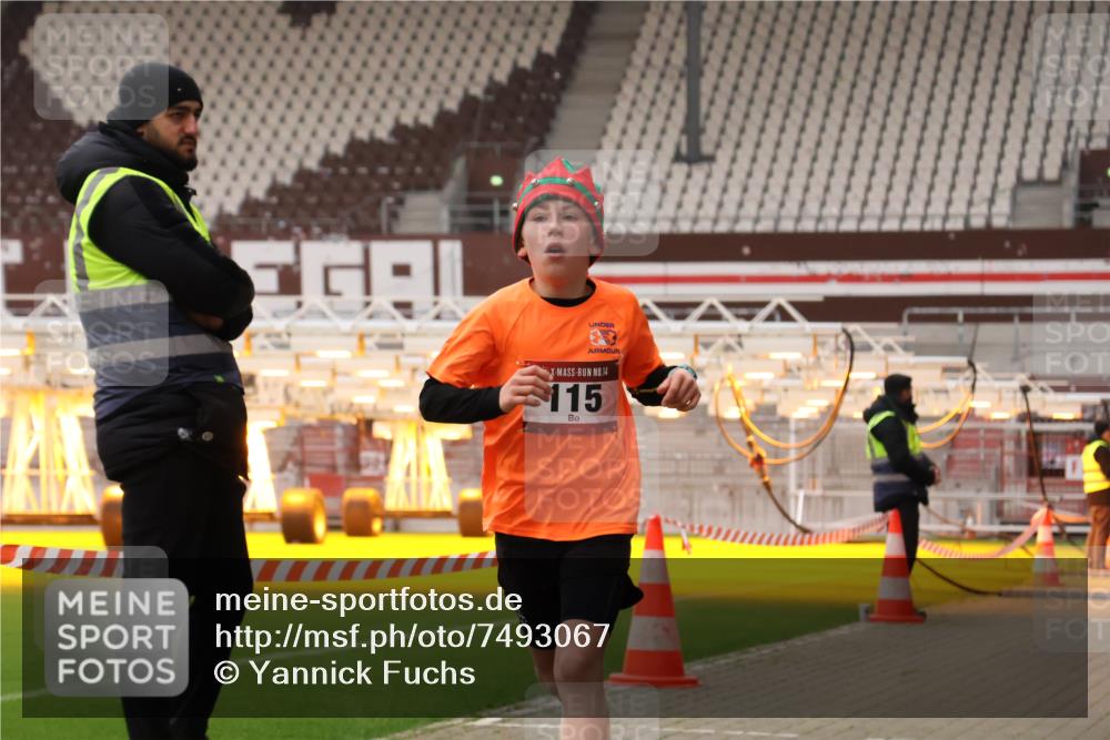08.12.2024 - St. Pauli X-Mass-Run No. 14 Yannick Fuchs http://msf.ph/oto/7493067 08.12.2024 10:51:14 Ziel 115, 1345 meine-sportfotos.de