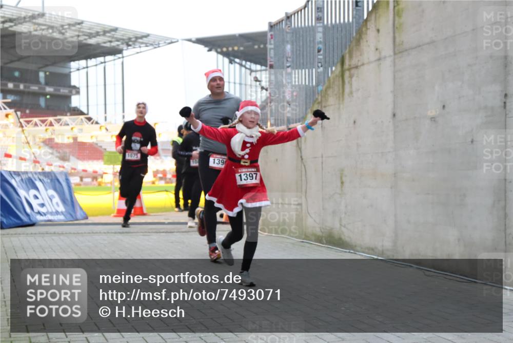 08.12.2024 - St. Pauli X-Mass-Run No. 14 H.Heesch http://msf.ph/oto/7493071 08.12.2024 09:58:31 Ziel 1789, 2872, 2934, 2943, 2944, 3092, 3171, 55, 880, 1075, 1080, 1396, 1397, 2872 meine-sportfotos.de