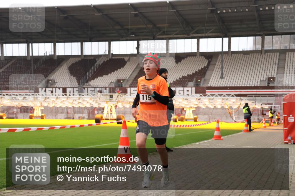 08.12.2024 - St. Pauli X-Mass-Run No. 14 Yannick Fuchs http://msf.ph/oto/7493078 08.12.2024 10:51:15 Ziel 115, 1345 meine-sportfotos.de