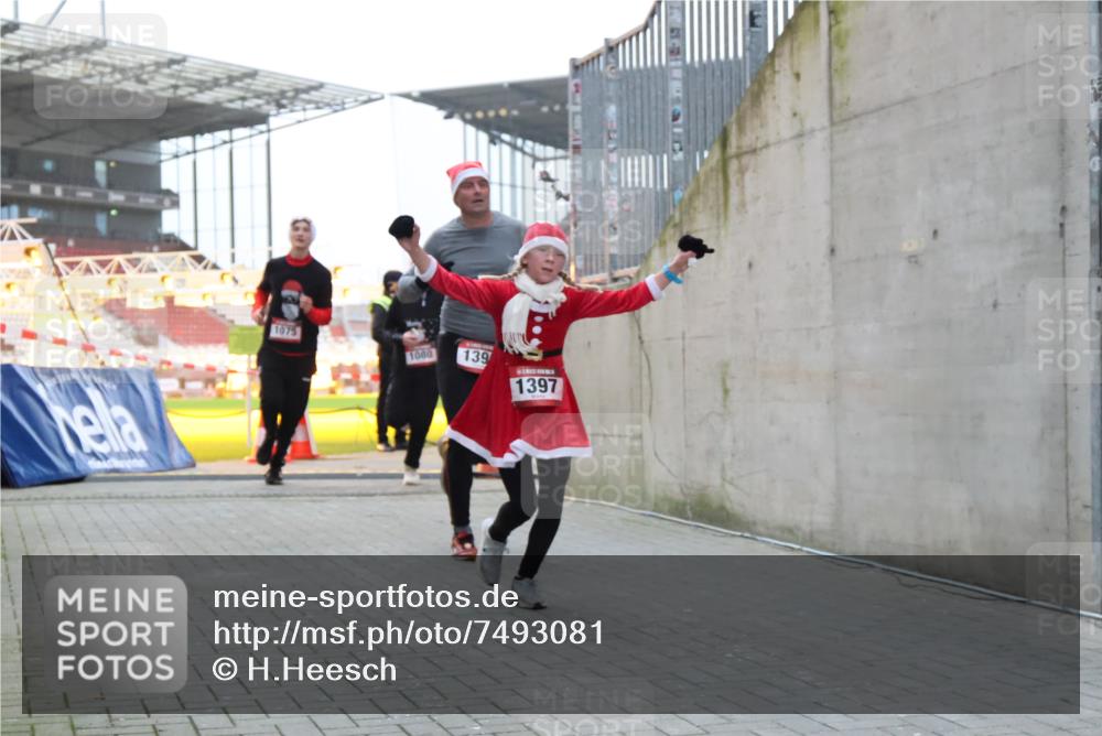 08.12.2024 - St. Pauli X-Mass-Run No. 14 H.Heesch http://msf.ph/oto/7493081 08.12.2024 09:58:31 Ziel 1789, 2872, 2934, 2943, 2944, 3092, 3171, 55, 880, 1075, 1080, 1396, 1397, 2872 meine-sportfotos.de