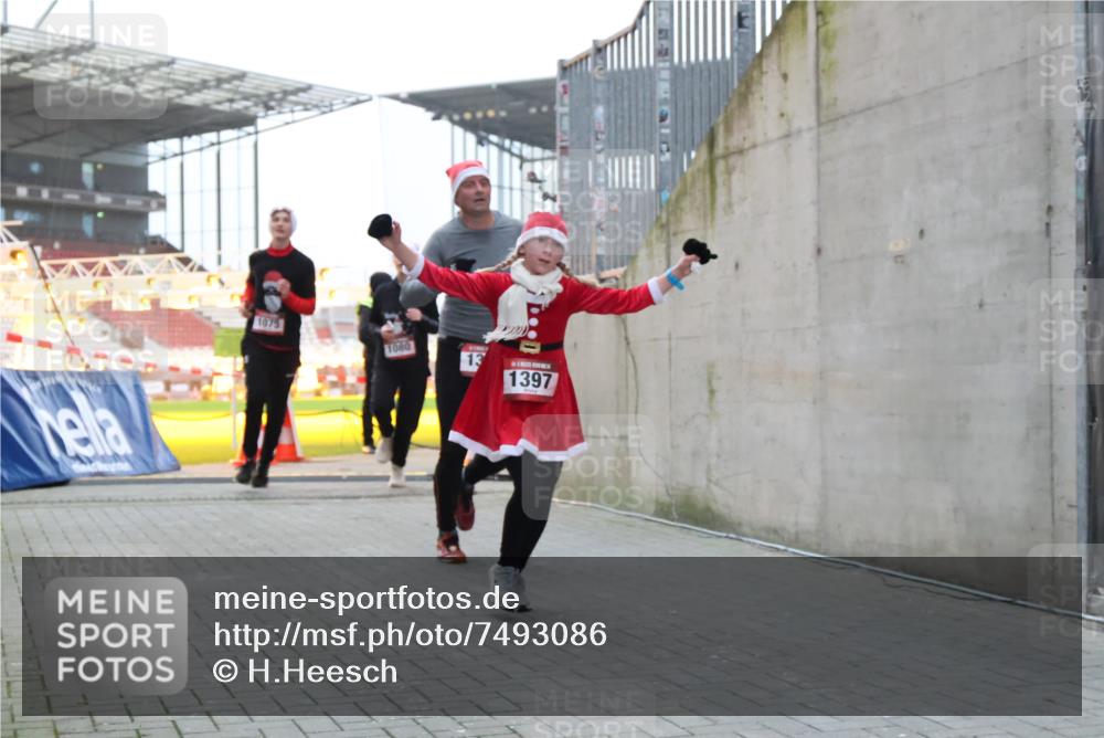 08.12.2024 - St. Pauli X-Mass-Run No. 14 H.Heesch http://msf.ph/oto/7493086 08.12.2024 09:58:32 Ziel 1396, 1397, 1789, 2872, 2934, 2943, 2944, 3092, 3171, 55, 880, 1075, 1080, 1396, 1397 meine-sportfotos.de
