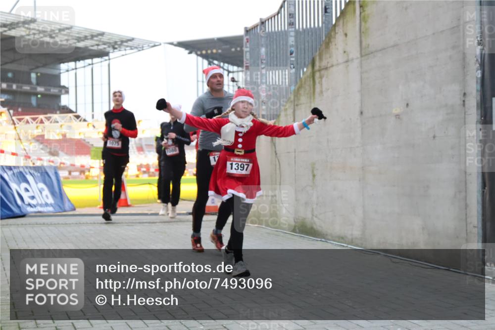 08.12.2024 - St. Pauli X-Mass-Run No. 14 H.Heesch http://msf.ph/oto/7493096 08.12.2024 09:58:32 Ziel 1396, 1397, 1789, 2872, 2934, 2943, 2944, 3092, 3171, 55, 880, 1075, 1080, 1396, 1397 meine-sportfotos.de