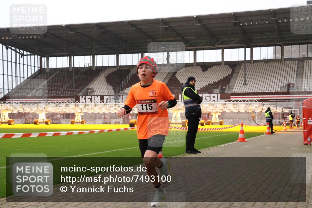 08.12.2024 - St. Pauli X-Mass-Run No. 14 Yannick Fuchs http://msf.ph/oto/7493100 08.12.2024 10:51:16 Ziel 115, 1345 meine-sportfotos.de