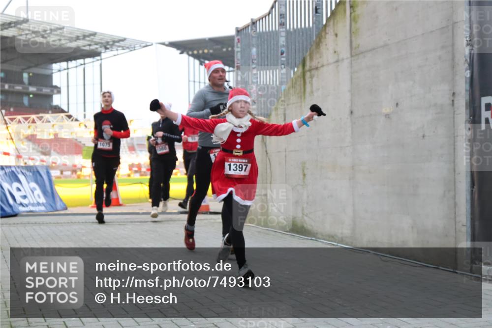 08.12.2024 - St. Pauli X-Mass-Run No. 14 H.Heesch http://msf.ph/oto/7493103 08.12.2024 09:58:32 Ziel 1396, 1397, 1789, 2872, 2934, 2943, 2944, 3092, 3171, 55, 880, 1075, 1080, 1396, 1397 meine-sportfotos.de