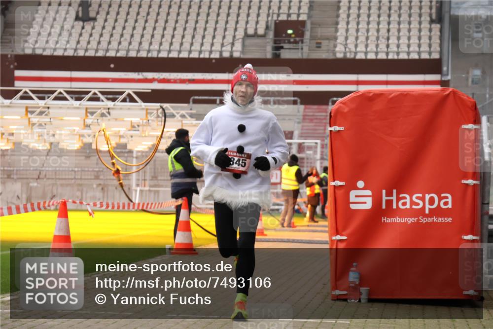 08.12.2024 - St. Pauli X-Mass-Run No. 14 Yannick Fuchs http://msf.ph/oto/7493106 08.12.2024 10:51:26 Ziel 1, 1345 meine-sportfotos.de