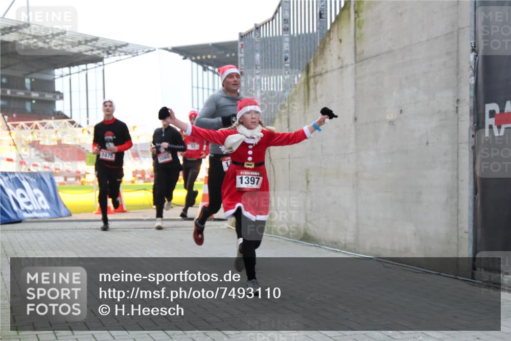 08.12.2024 - St. Pauli X-Mass-Run No. 14 H.Heesch http://msf.ph/oto/7493110 08.12.2024 09:58:32 Ziel 1396, 1397, 1789, 2872, 2934, 2943, 2944, 3092, 3171, 55, 880, 1075, 1080, 1396, 1397 meine-sportfotos.de
