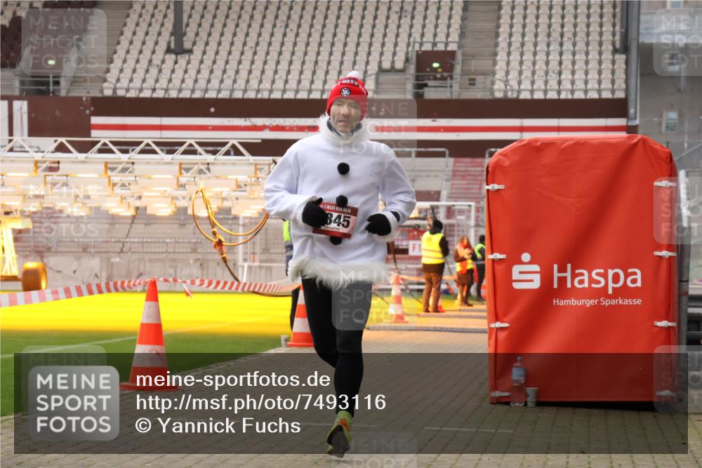 08.12.2024 - St. Pauli X-Mass-Run No. 14 Yannick Fuchs http://msf.ph/oto/7493116 08.12.2024 10:51:27 Ziel 1, 1345 meine-sportfotos.de