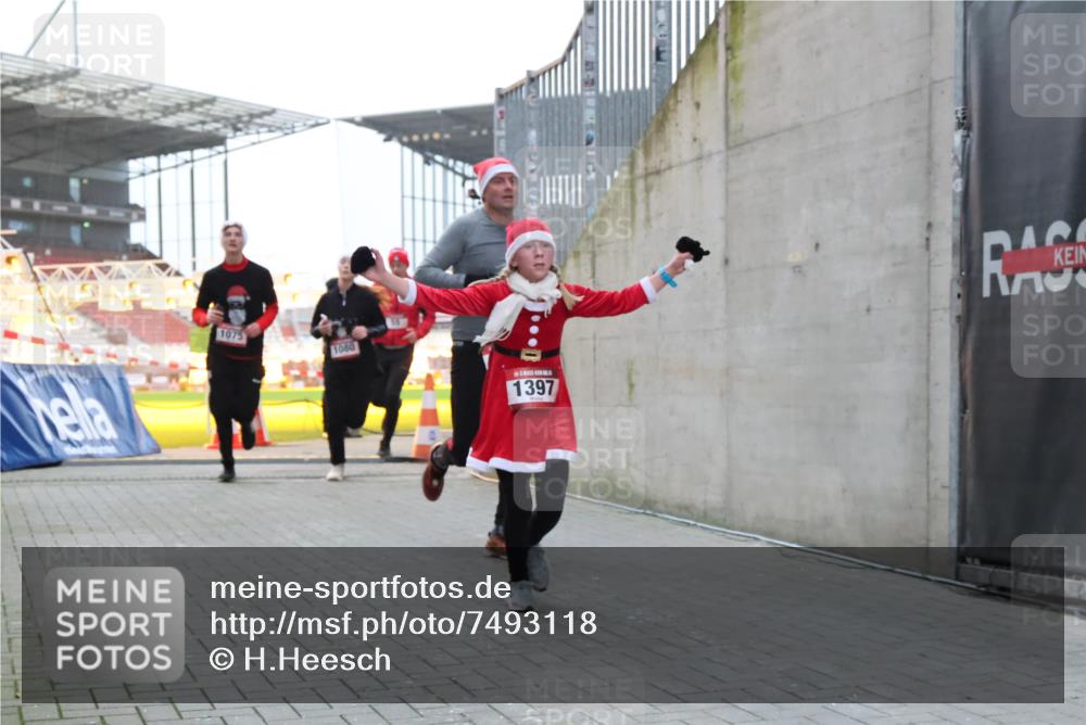 08.12.2024 - St. Pauli X-Mass-Run No. 14 H.Heesch http://msf.ph/oto/7493118 08.12.2024 09:58:32 Ziel 1396, 1397, 1789, 2872, 2934, 2943, 2944, 3092, 3171, 55, 880, 1075, 1080, 1396, 1397 meine-sportfotos.de