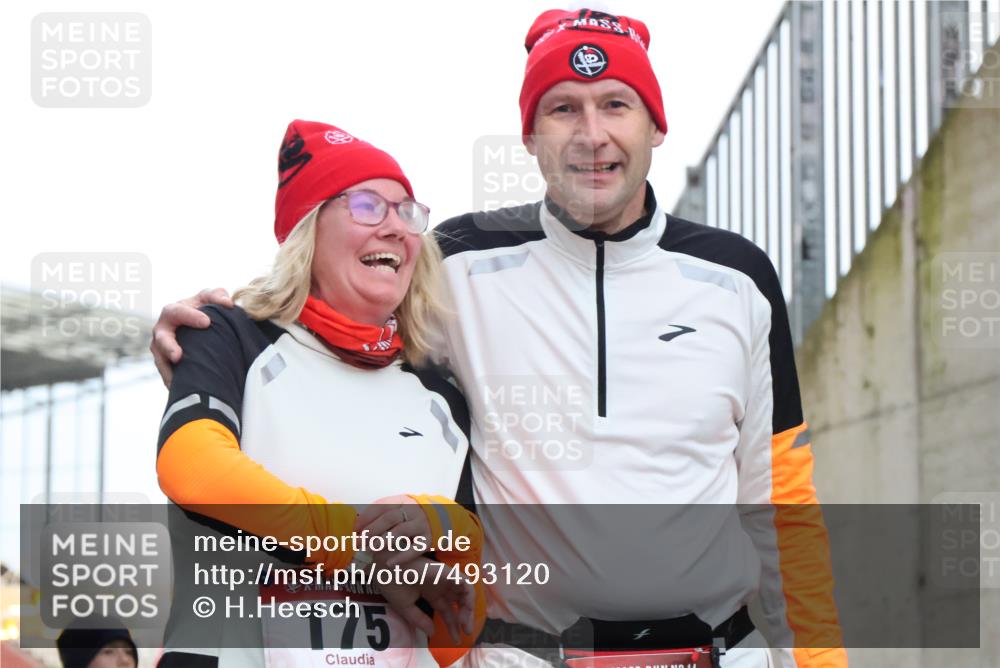 08.12.2024 - St. Pauli X-Mass-Run No. 14 H.Heesch http://msf.ph/oto/7493120 08.12.2024 10:06:32 Ziel 40, 65, 175, 1068, 1232, 2474, 3006, 696, 1013, 1016, 1563, 2894 meine-sportfotos.de
