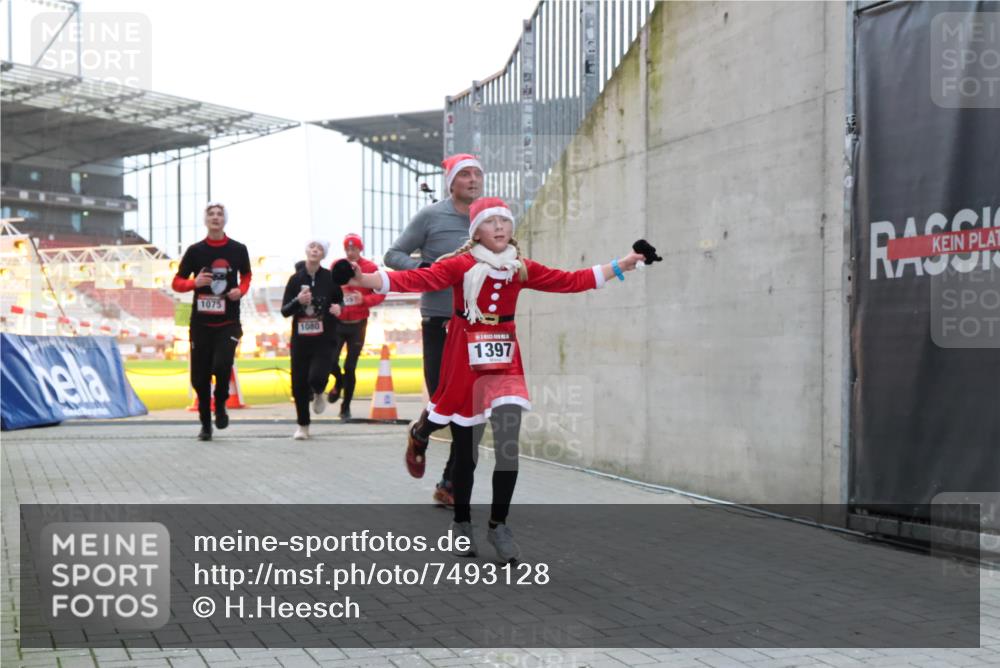 08.12.2024 - St. Pauli X-Mass-Run No. 14 H.Heesch http://msf.ph/oto/7493128 08.12.2024 09:58:32 Ziel 1396, 1397, 1789, 2872, 2934, 2943, 2944, 3092, 3171, 55, 880, 1075, 1080, 1396, 1397 meine-sportfotos.de