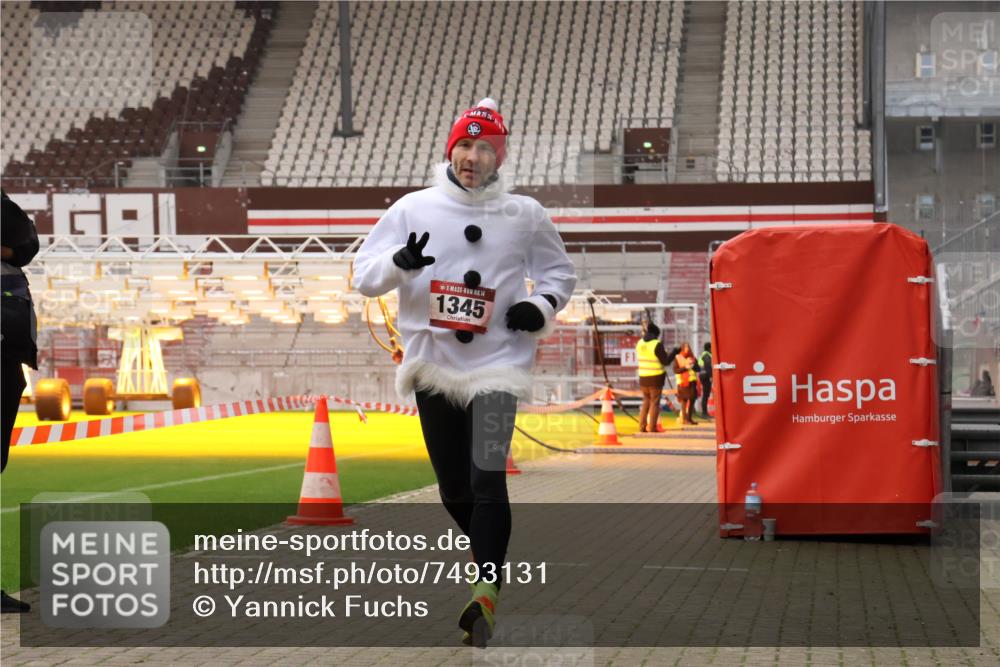 08.12.2024 - St. Pauli X-Mass-Run No. 14 Yannick Fuchs http://msf.ph/oto/7493131 08.12.2024 10:51:27 Ziel 1, 1345 meine-sportfotos.de