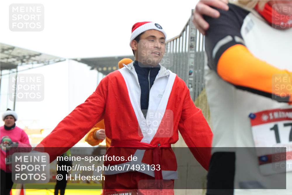 08.12.2024 - St. Pauli X-Mass-Run No. 14 H.Heesch http://msf.ph/oto/7493133 08.12.2024 10:06:33 Ziel 40, 65, 175, 1013, 1068, 1232, 1563, 3006, 696, 1013, 1016, 1563, 2894 meine-sportfotos.de