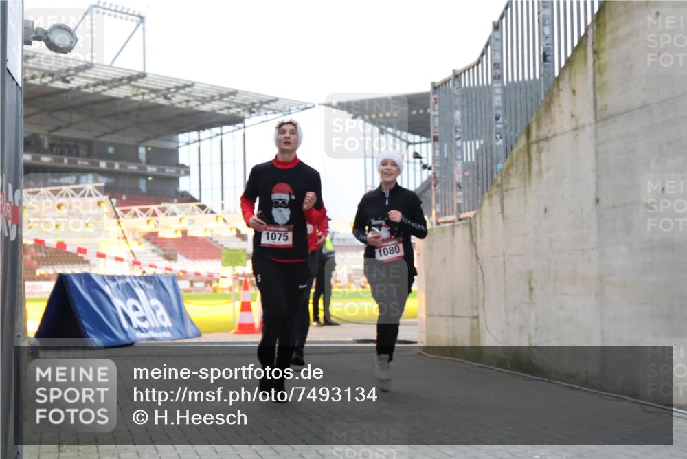 08.12.2024 - St. Pauli X-Mass-Run No. 14 H.Heesch http://msf.ph/oto/7493134 08.12.2024 09:58:33 Ziel 1396, 1397, 1789, 2872, 2934, 2943, 2944, 3092, 3171, 55, 880, 1075, 1080, 1396, 1397 meine-sportfotos.de