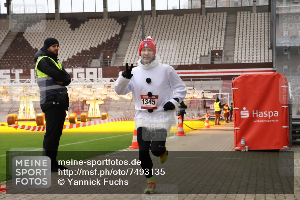 08.12.2024 - St. Pauli X-Mass-Run No. 14 Yannick Fuchs http://msf.ph/oto/7493135 08.12.2024 10:51:28 Ziel 1, 1345 meine-sportfotos.de