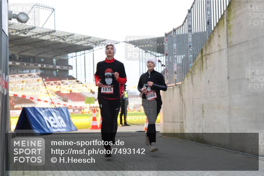 08.12.2024 - St. Pauli X-Mass-Run No. 14 H.Heesch http://msf.ph/oto/7493142 08.12.2024 09:58:33 Ziel 1396, 1397, 1789, 2872, 2934, 2943, 2944, 3092, 3171, 55, 880, 1075, 1080, 1396, 1397 meine-sportfotos.de