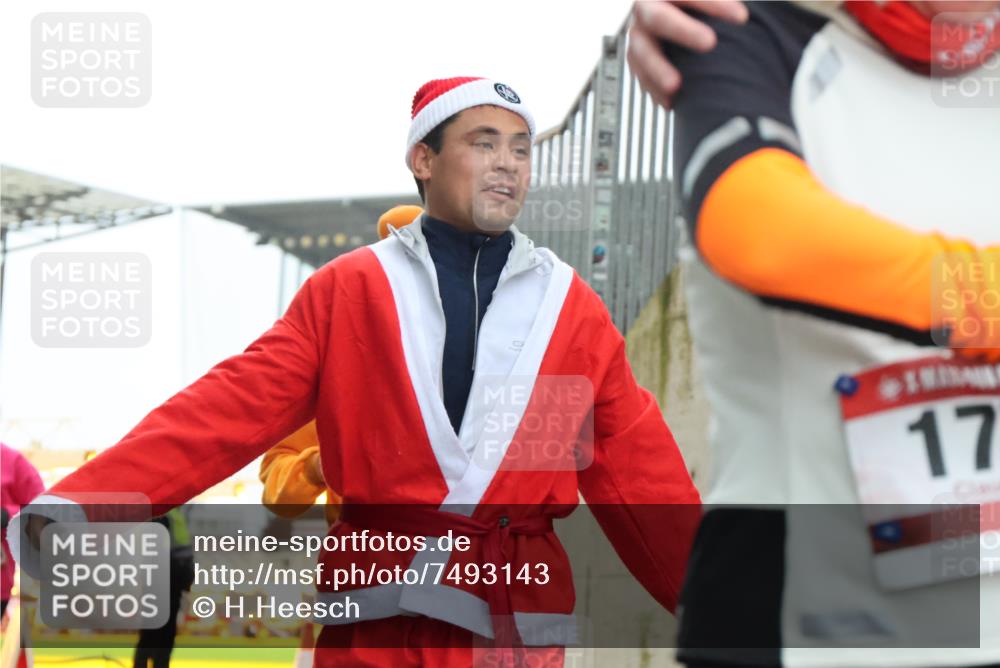 08.12.2024 - St. Pauli X-Mass-Run No. 14 H.Heesch http://msf.ph/oto/7493143 08.12.2024 10:06:33 Ziel 40, 65, 175, 1013, 1068, 1232, 1563, 3006, 696, 1013, 1016, 1563, 2894 meine-sportfotos.de