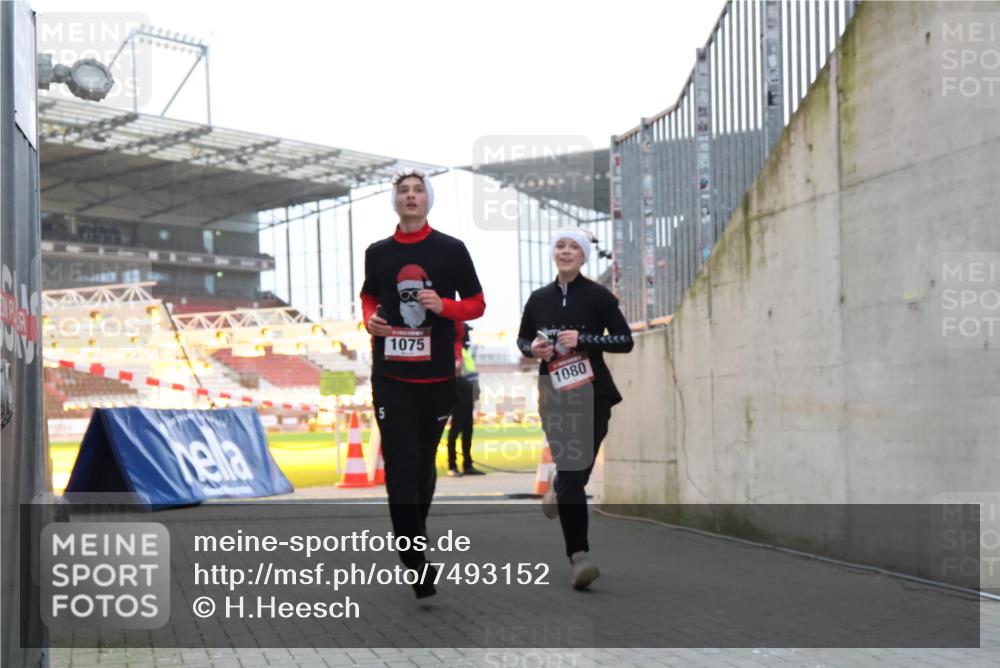 08.12.2024 - St. Pauli X-Mass-Run No. 14 H.Heesch http://msf.ph/oto/7493152 08.12.2024 09:58:33 Ziel 1396, 1397, 1789, 2872, 2934, 2943, 2944, 3092, 3171, 55, 880, 1075, 1080, 1396, 1397 meine-sportfotos.de