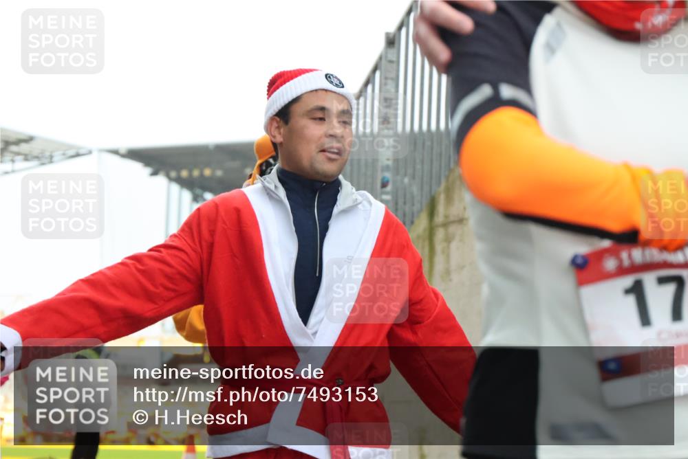 08.12.2024 - St. Pauli X-Mass-Run No. 14 H.Heesch http://msf.ph/oto/7493153 08.12.2024 10:06:33 Ziel 40, 65, 175, 1013, 1068, 1232, 1563, 3006, 696, 1013, 1016, 1563, 2894 meine-sportfotos.de