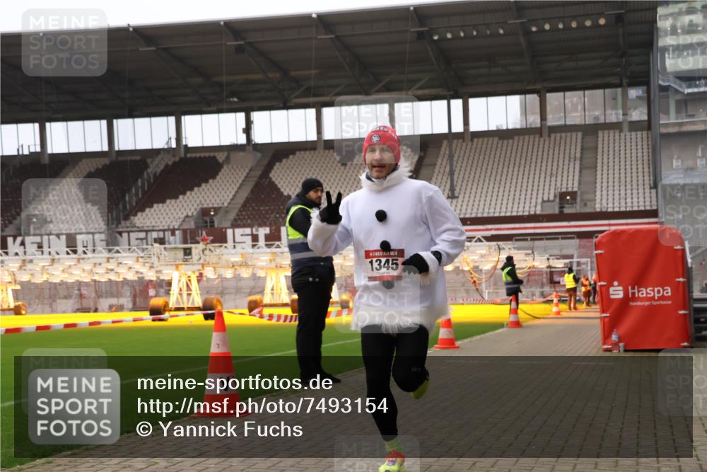 08.12.2024 - St. Pauli X-Mass-Run No. 14 Yannick Fuchs http://msf.ph/oto/7493154 08.12.2024 10:51:28 Ziel 1, 1345 meine-sportfotos.de