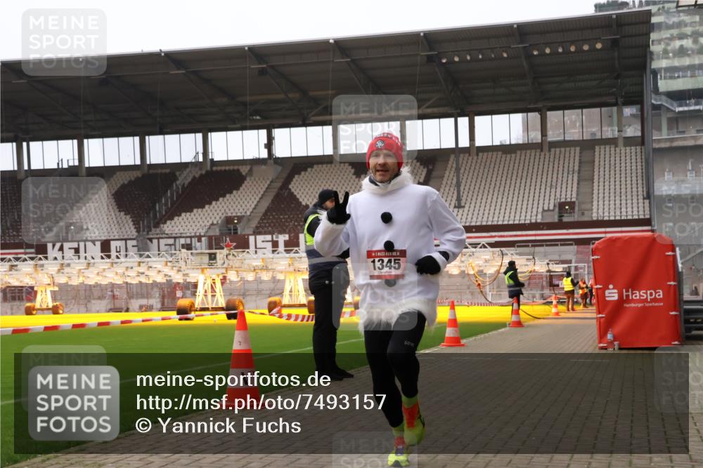 08.12.2024 - St. Pauli X-Mass-Run No. 14 Yannick Fuchs http://msf.ph/oto/7493157 08.12.2024 10:51:29 Ziel 1, 1345 meine-sportfotos.de