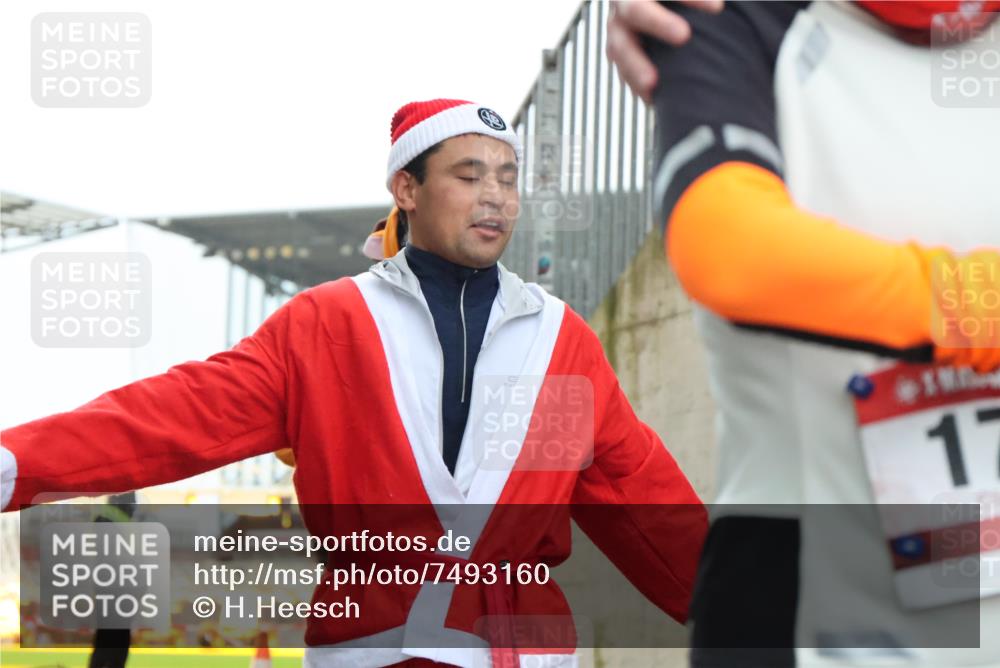 08.12.2024 - St. Pauli X-Mass-Run No. 14 H.Heesch http://msf.ph/oto/7493160 08.12.2024 10:06:33 Ziel 40, 65, 175, 1013, 1068, 1232, 1563, 3006, 696, 1013, 1016, 1563, 2894 meine-sportfotos.de