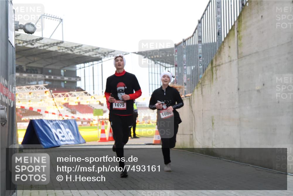 08.12.2024 - St. Pauli X-Mass-Run No. 14 H.Heesch http://msf.ph/oto/7493161 08.12.2024 09:58:33 Ziel 1396, 1397, 1789, 2872, 2934, 2943, 2944, 3092, 3171, 55, 880, 1075, 1080, 1396, 1397 meine-sportfotos.de