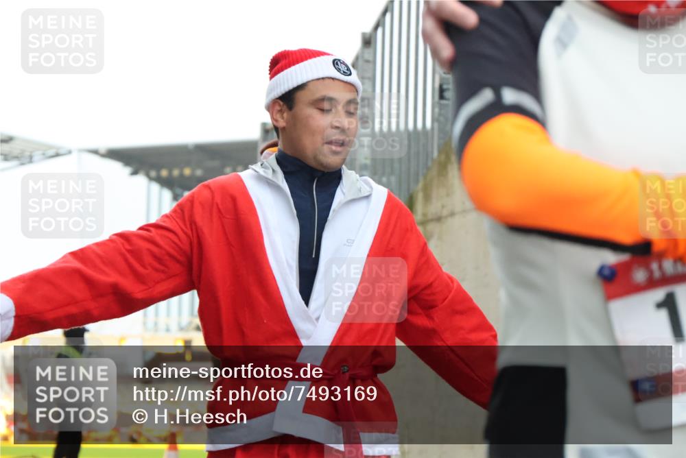 08.12.2024 - St. Pauli X-Mass-Run No. 14 H.Heesch http://msf.ph/oto/7493169 08.12.2024 10:06:33 Ziel 40, 65, 175, 1013, 1068, 1232, 1563, 3006, 696, 1013, 1016, 1563, 2894 meine-sportfotos.de
