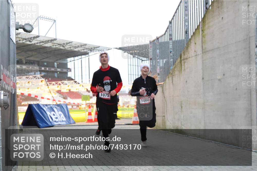 08.12.2024 - St. Pauli X-Mass-Run No. 14 H.Heesch http://msf.ph/oto/7493170 08.12.2024 09:58:33 Ziel 1396, 1397, 1789, 2872, 2934, 2943, 2944, 3092, 3171, 55, 880, 1075, 1080, 1396, 1397 meine-sportfotos.de