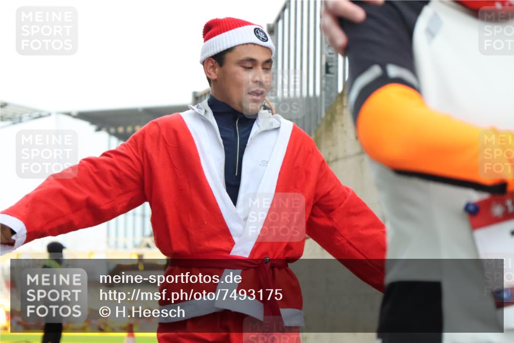 08.12.2024 - St. Pauli X-Mass-Run No. 14 H.Heesch http://msf.ph/oto/7493175 08.12.2024 10:06:33 Ziel 40, 65, 175, 1013, 1068, 1232, 1563, 3006, 696, 1013, 1016, 1563, 2894 meine-sportfotos.de
