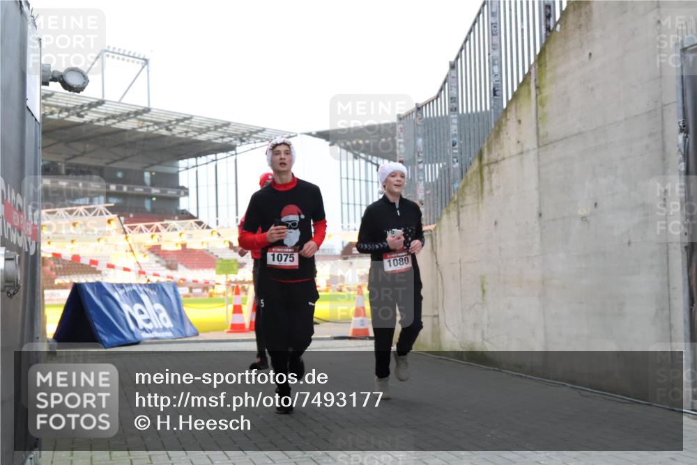 08.12.2024 - St. Pauli X-Mass-Run No. 14 H.Heesch http://msf.ph/oto/7493177 08.12.2024 09:58:33 Ziel 1396, 1397, 1789, 2872, 2934, 2943, 2944, 3092, 3171, 55, 880, 1075, 1080, 1396, 1397 meine-sportfotos.de