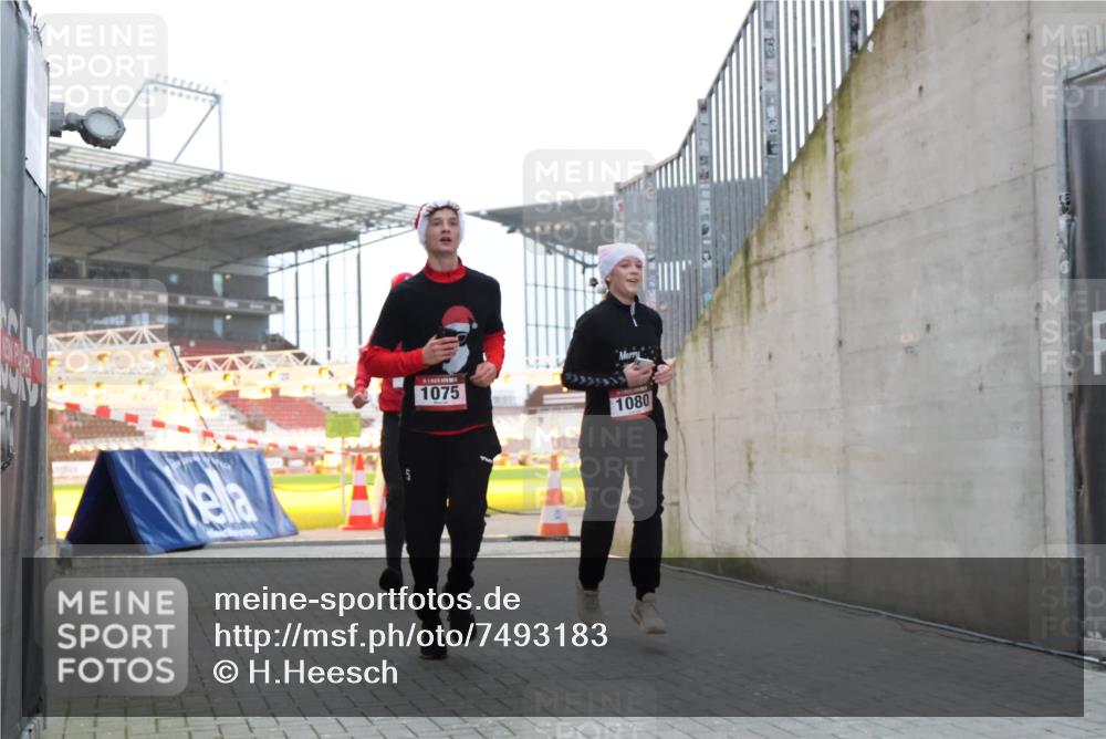 08.12.2024 - St. Pauli X-Mass-Run No. 14 H.Heesch http://msf.ph/oto/7493183 08.12.2024 09:58:33 Ziel 1396, 1397, 1789, 2872, 2934, 2943, 2944, 3092, 3171, 55, 880, 1075, 1080, 1396, 1397 meine-sportfotos.de