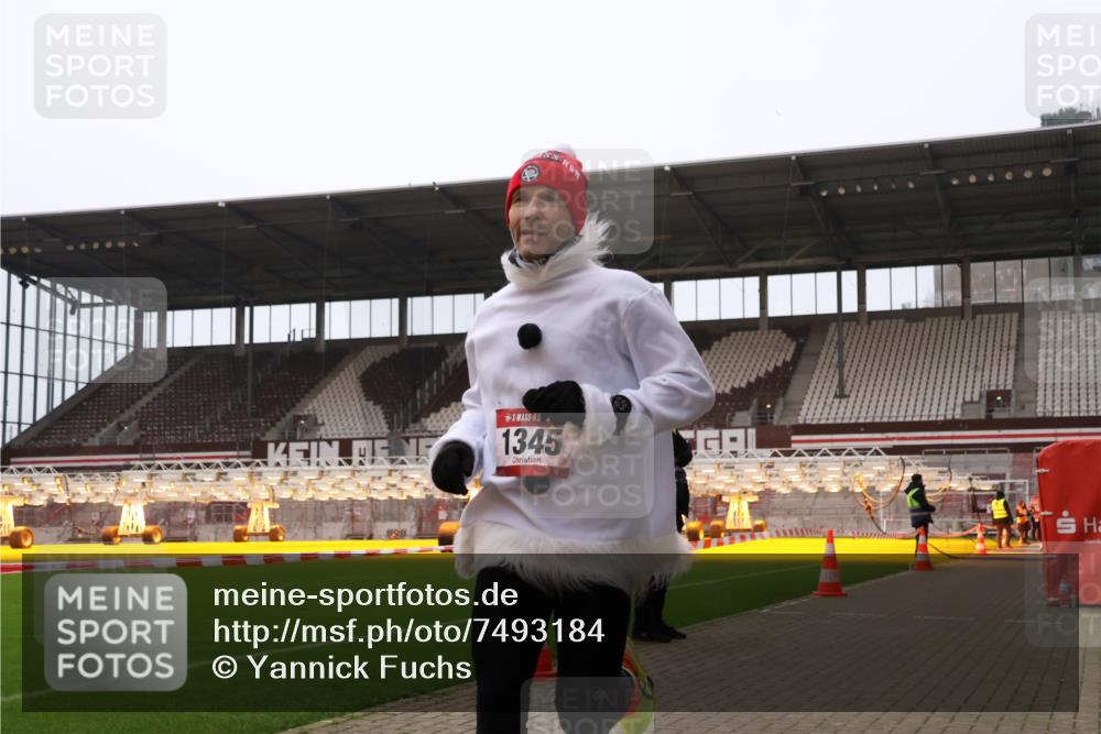 08.12.2024 - St. Pauli X-Mass-Run No. 14 Yannick Fuchs http://msf.ph/oto/7493184 08.12.2024 10:51:29 Ziel 1, 1345 meine-sportfotos.de